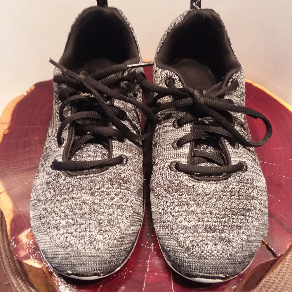 Sketchers Light Weight Women's Sneakers 7.5